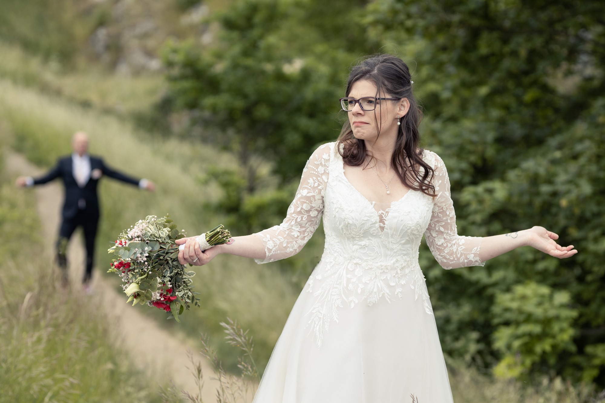 Svatba v Tetíně u Berouna - nevěsta očekává ženicha