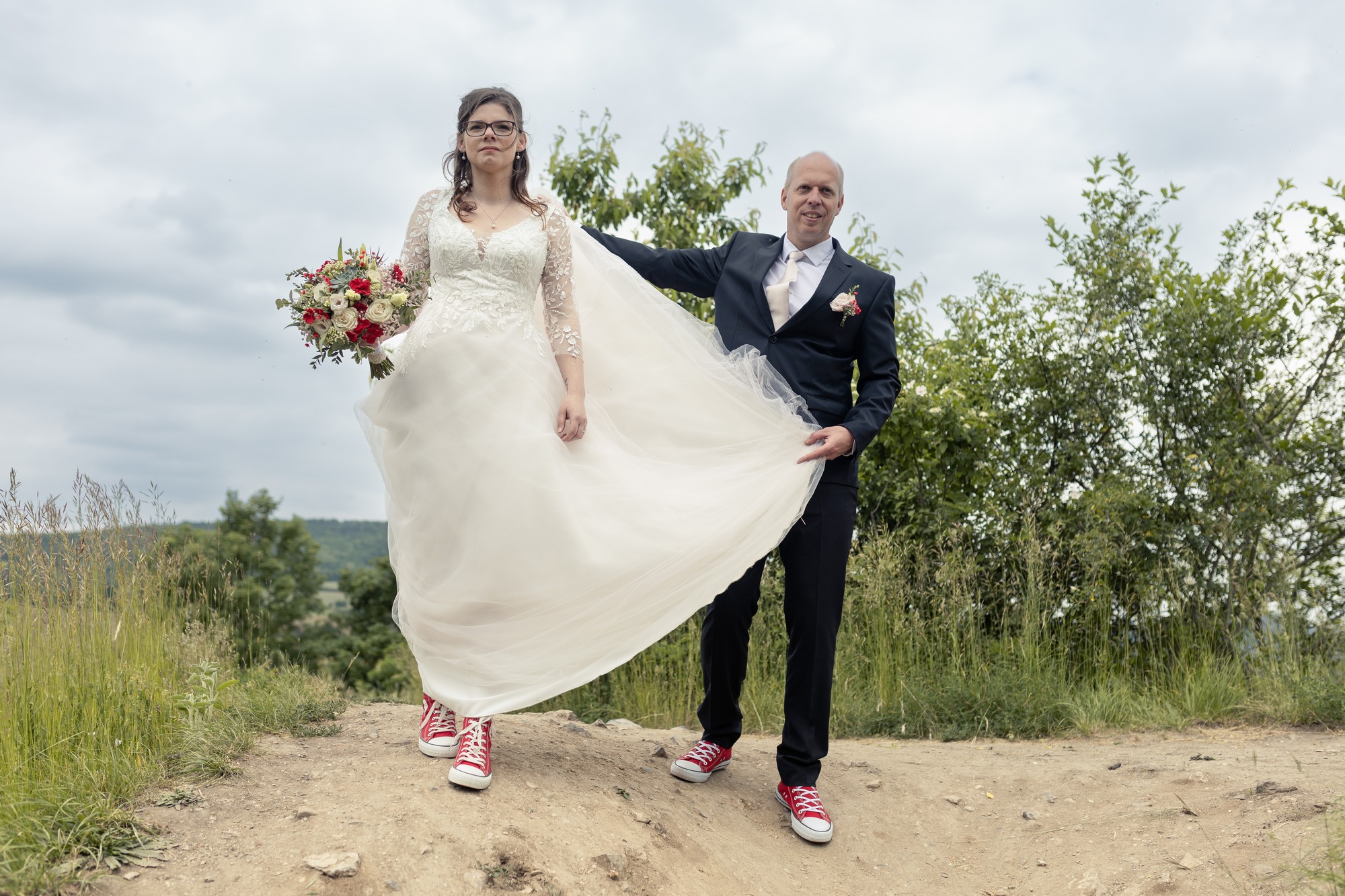 Svatba v Tetíně u Berouna - ženich pomáhá nevěstě