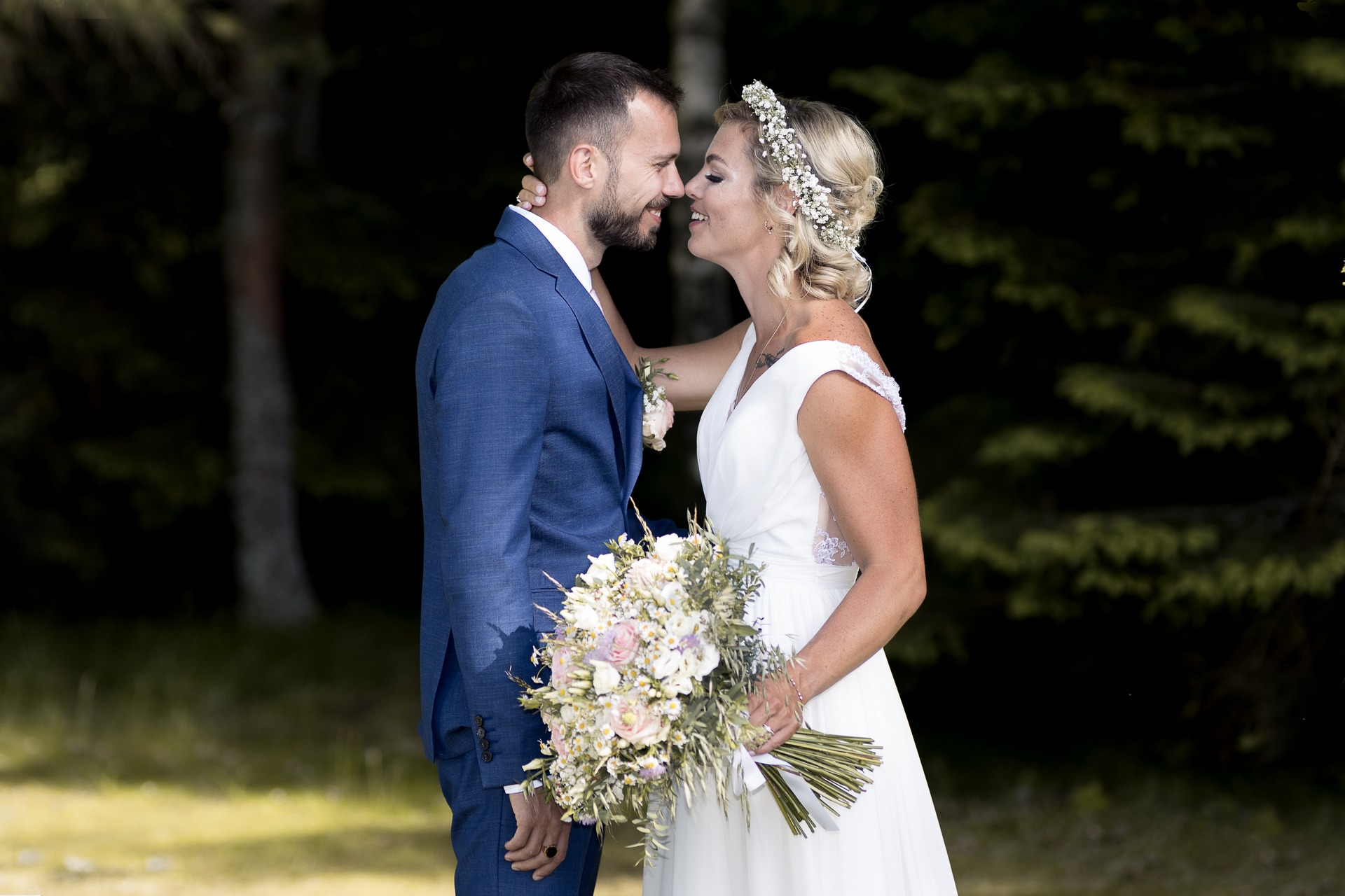 Svatba na Zadově (Churáňov, Šumava) - romantický polibek ženicha a nevěsty