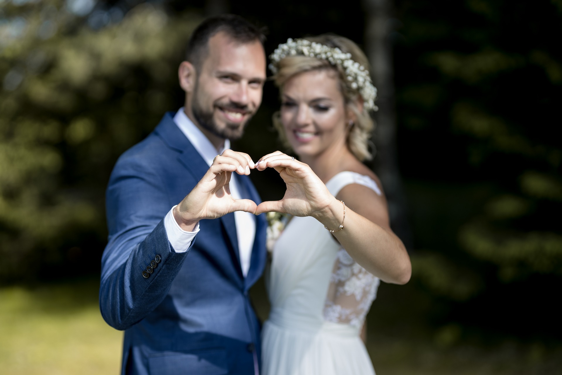 Svatba na Zadově (Churáňov, Šumava) - ženich a nevěsta vytvářejí zamilované srdce