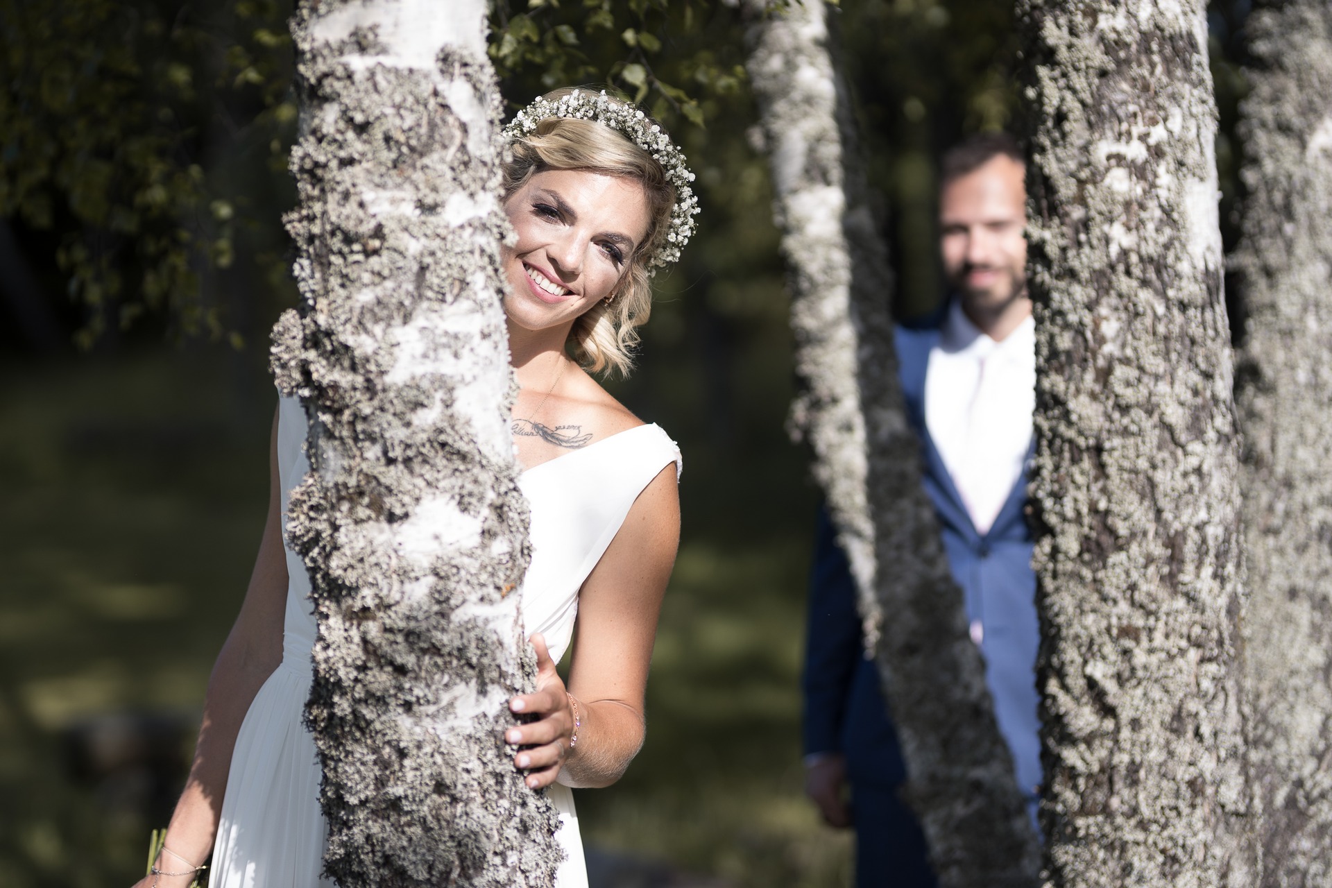 Svatba na Zadově (Churáňov, Šumava) - nevěsta s ženichem se schovávají za stromy
