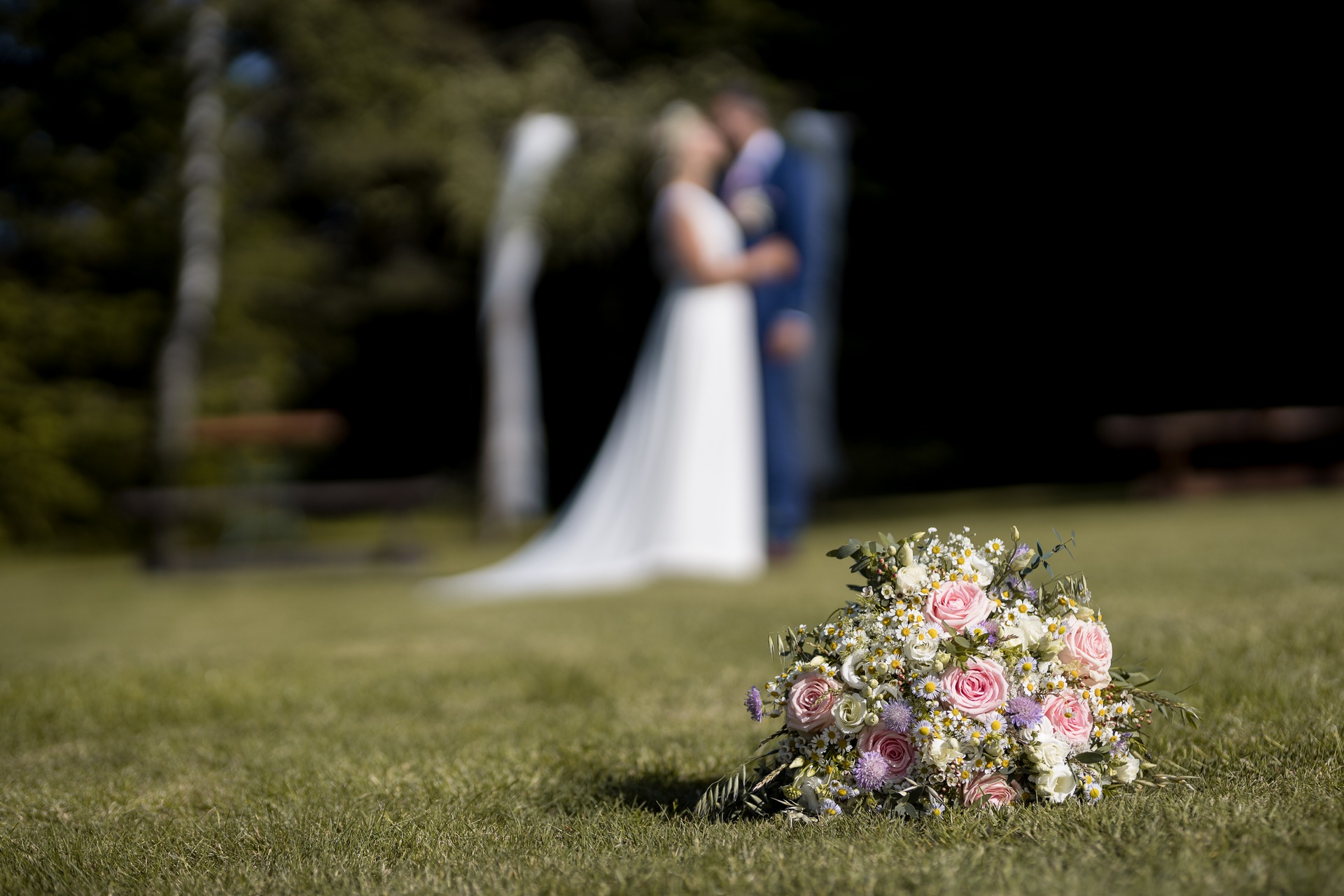 Svatba na Zadově (Churáňov, Šumava) - abstraktní fotografie se svatební kyticí