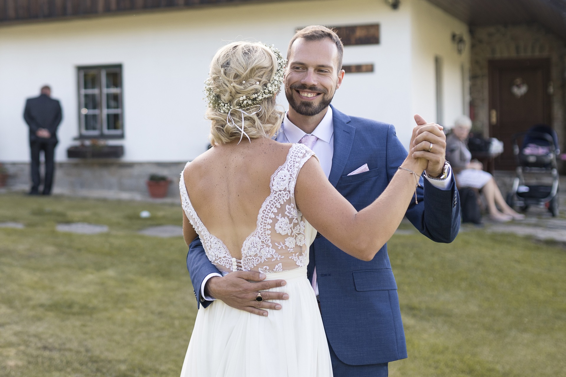 Svatba na Zadově (Churáňov, Šumava) - ženich s nevěstou během prvního novomanželského tance