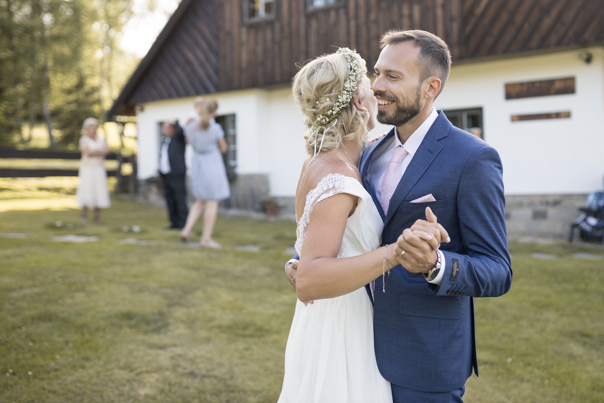 Svatba na Zadově (Churáňov, Šumava) - ženich s nevěstou během prvního novomanželského tance