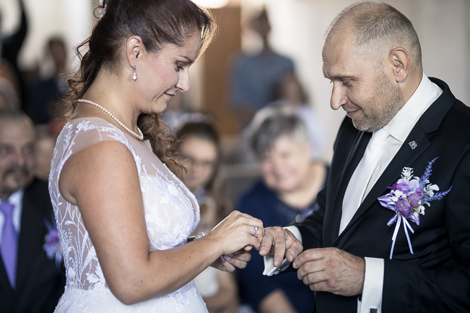 Nevěsta a ženich nandavání prstenu