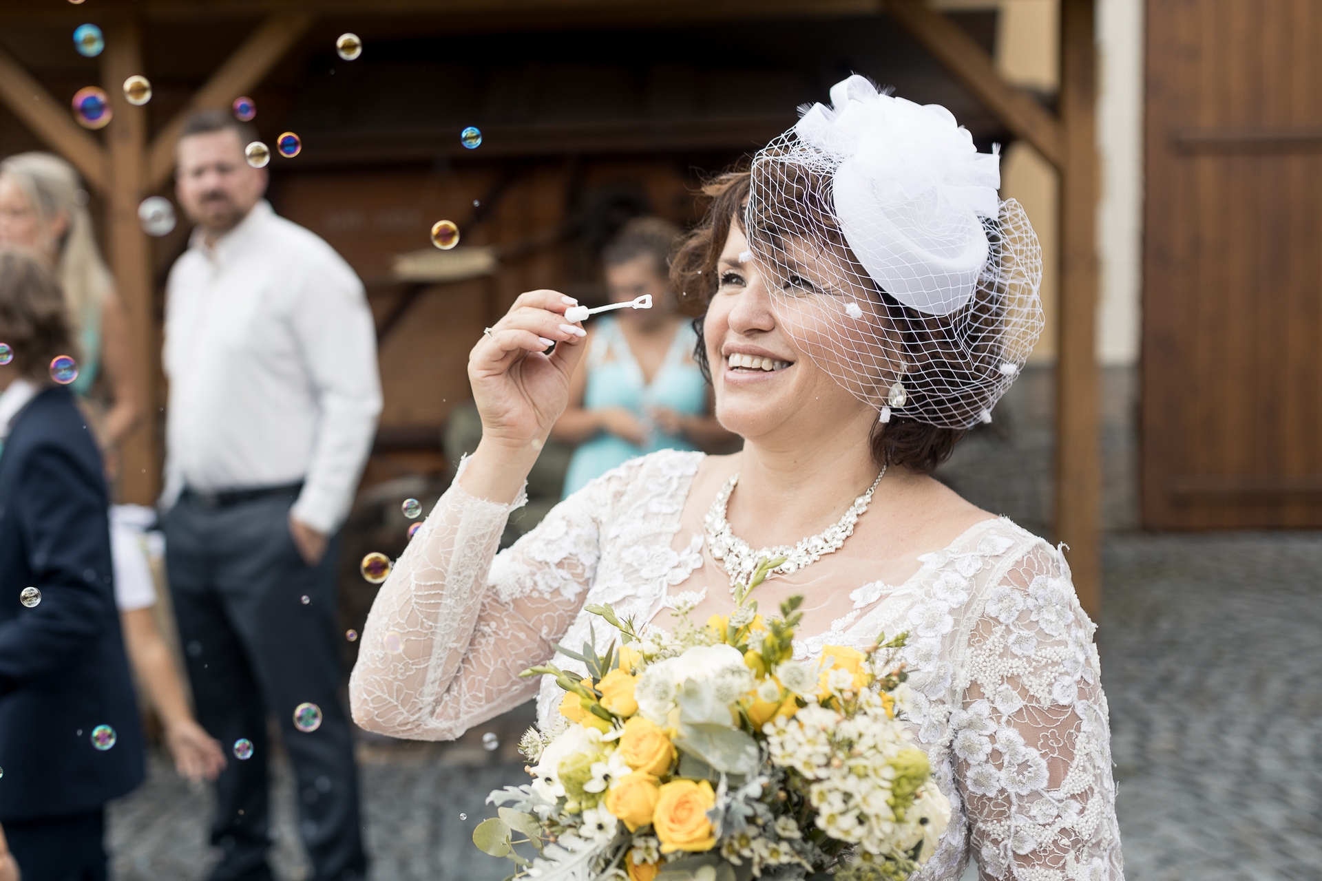 Svatba na Statku ve Svatém Poli - nevěsta fouká bubliny