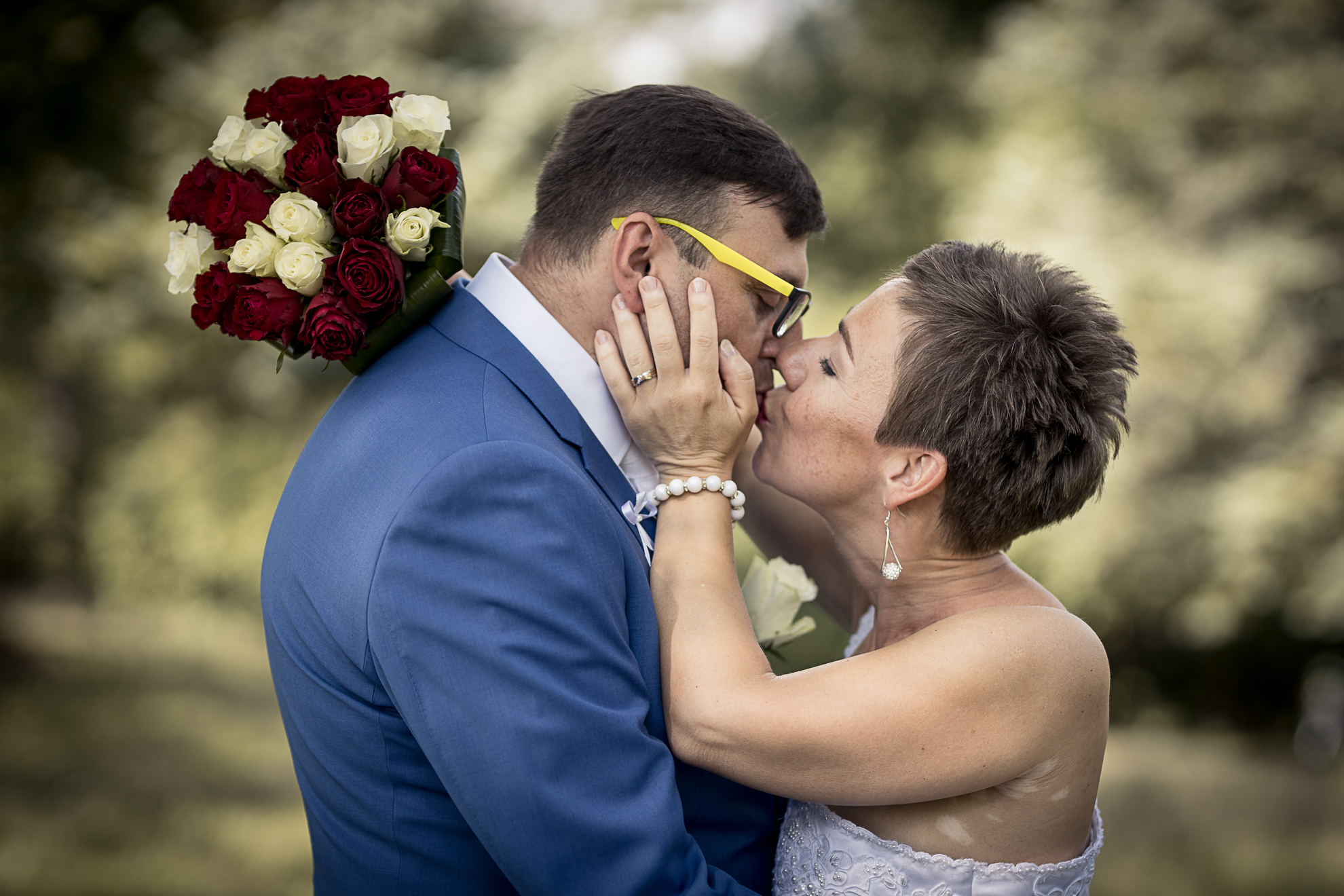 Svatba v Praze Thomayerovy sady polibek
