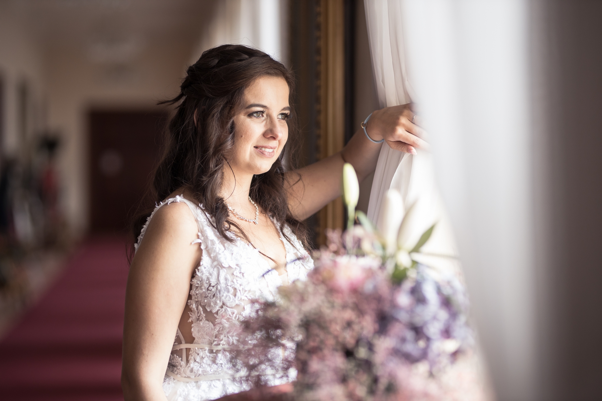 Svatba zámek Zbiroh - zamilovaná nevěsta u okna